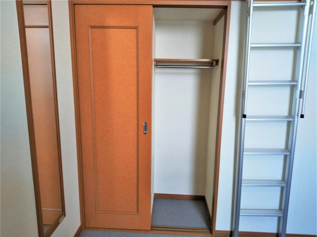 扉側に同様な収納スペースがあります