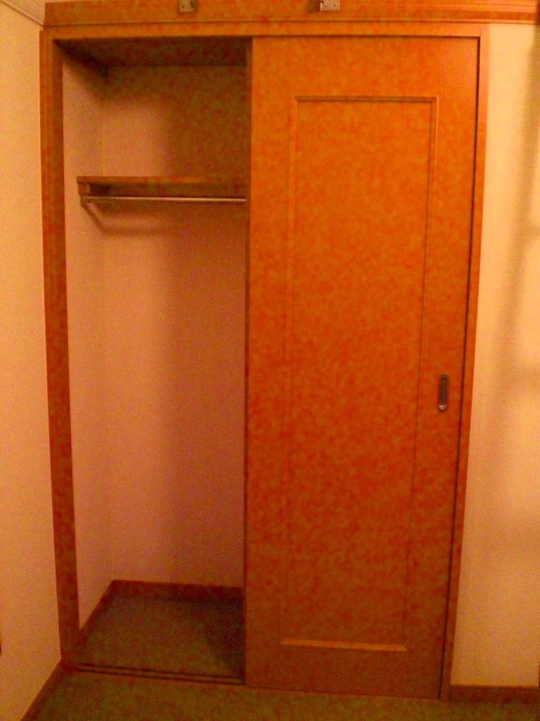 ポール付クローゼットで大切なお洋服も皺になりません。