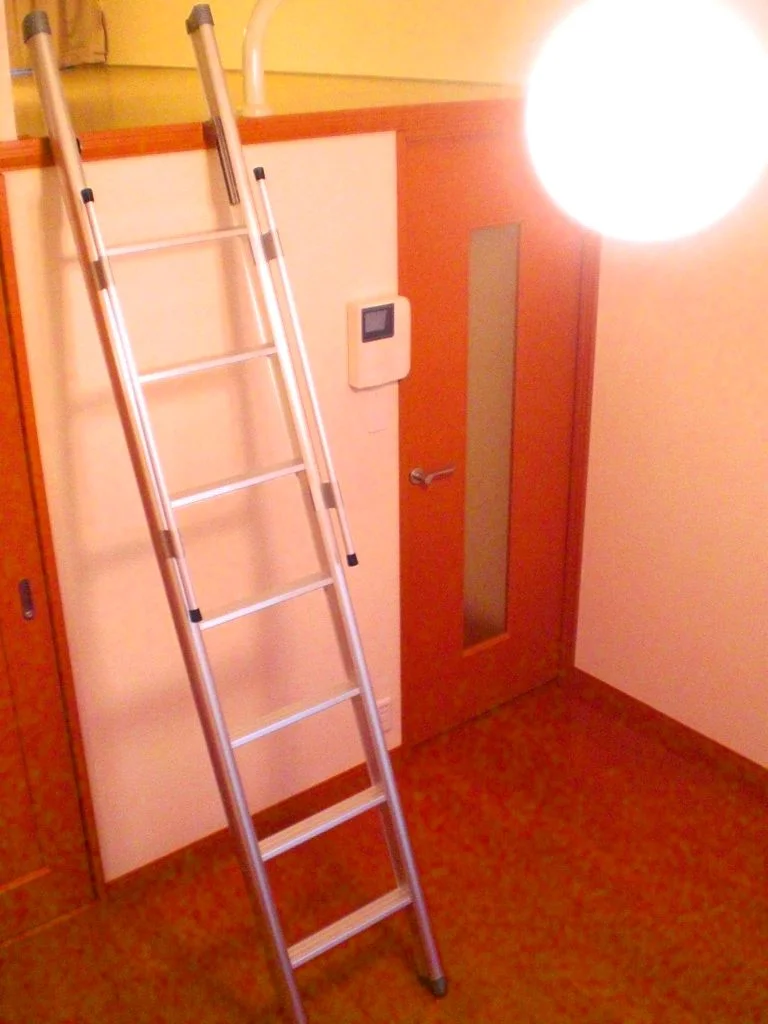 ロフトへ繋がるはしごは留め具が付いているので安心です。