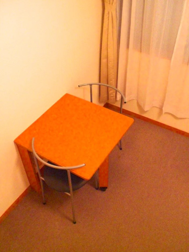 折り畳み可能のテーブルです。