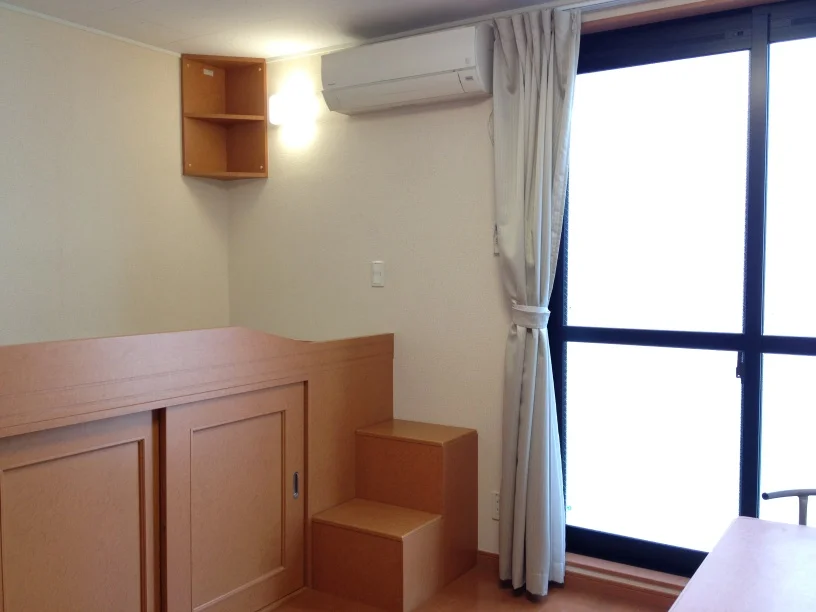 ベッド下に収納有り