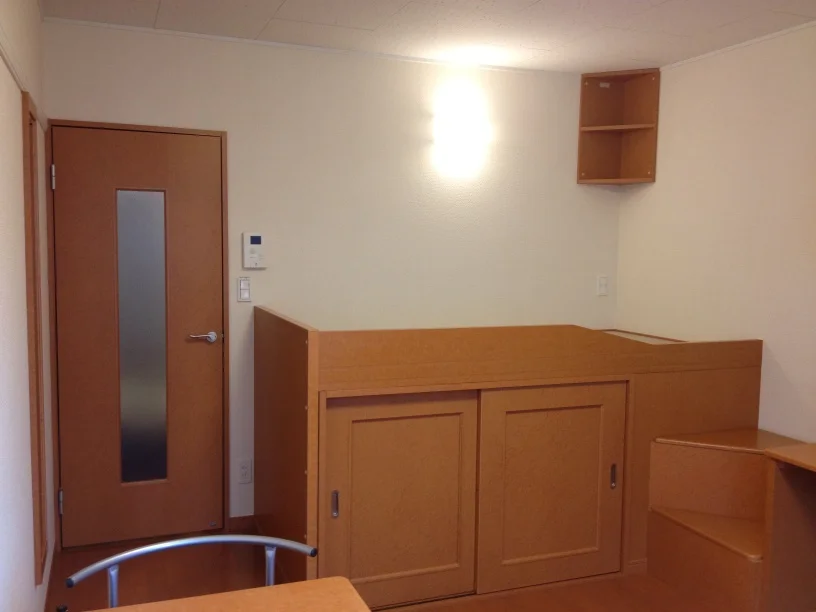 ベッド下に収納スペースあり