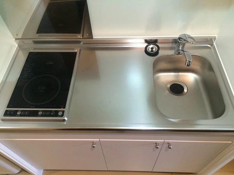 手前側：ＩＨコンロ　奥側：電気コンロ