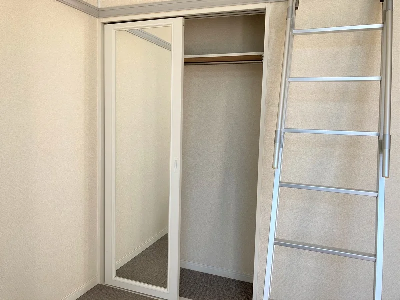 ハンガーパイプ付き、鏡付きの収納スペース。