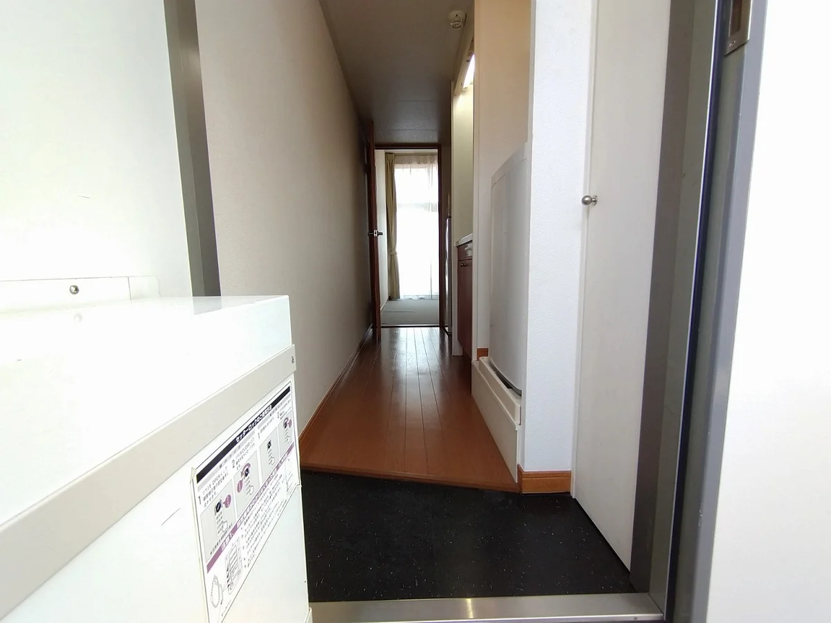 玄関扉に宅配ボックス付き♪