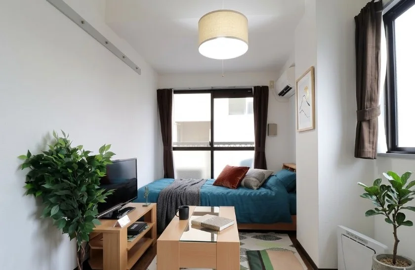 駅チカ♪家具家電だけでなく備品類もそろった　明るいインテリアが魅力の格安料金のマンスリーマンション！※植木と額とクッションなどの装飾は写真用です。