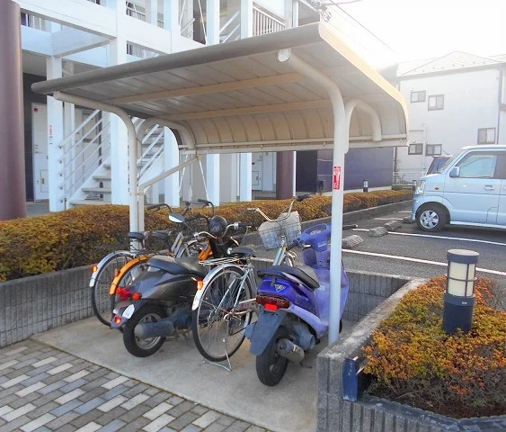 屋根付き駐輪場完備