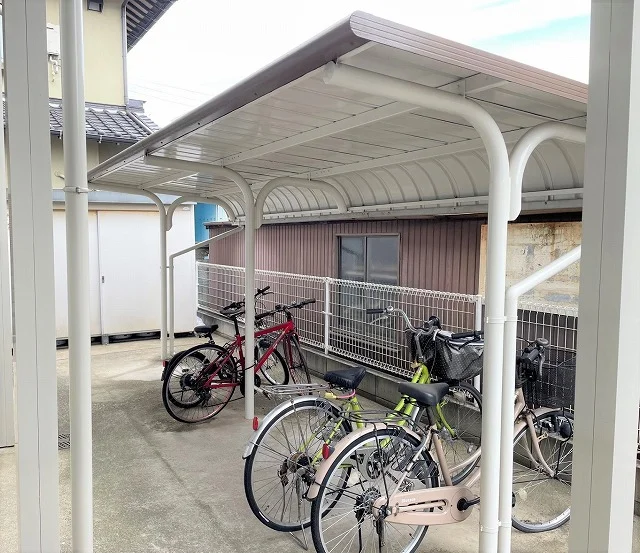 屋根付き駐輪場完備