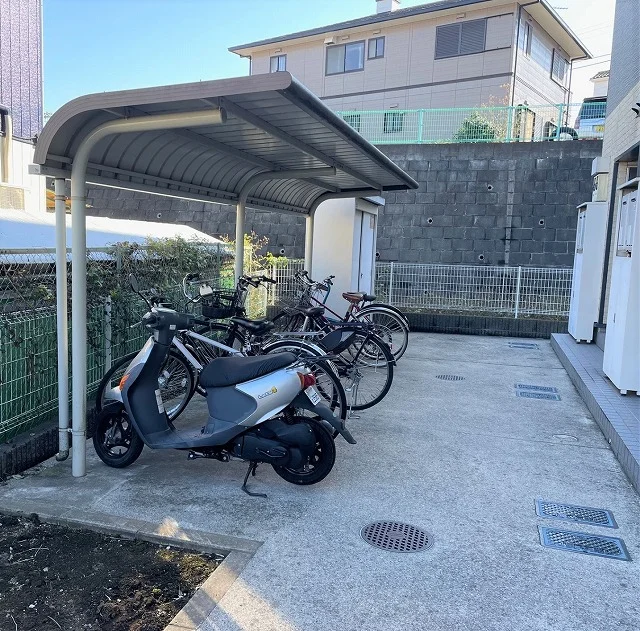 屋根付き駐輪場完備