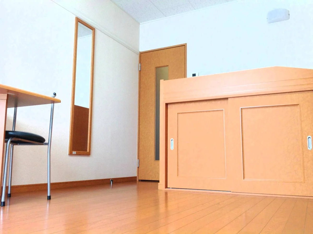 ベットの下が収納になってます。