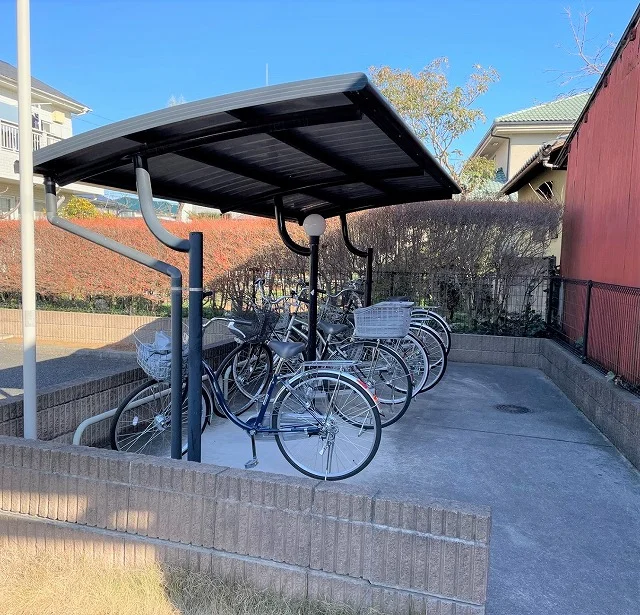 屋根付き駐輪場完備