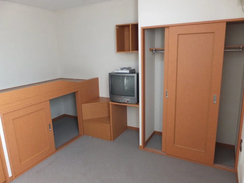 クローゼットのほかベッド下や階段も収納スペース