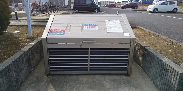 ゴミ集積場と遠巻きに駐車場