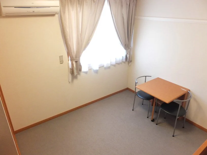 カーペット仕様テーブルを折り畳めばより広く使えます