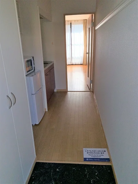 入口から　床仕様は部屋により異なります。