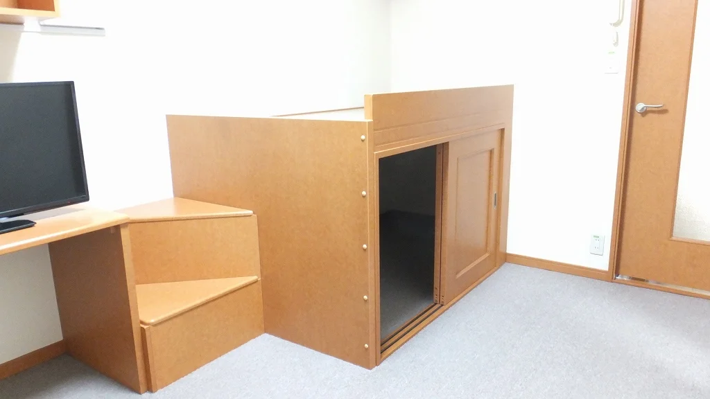 ベッド下にも、収納スペースが御座います。