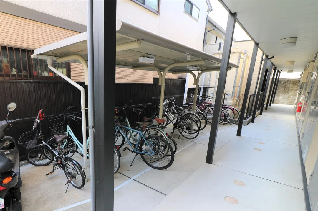 屋根付き駐輪場を完備（無料）