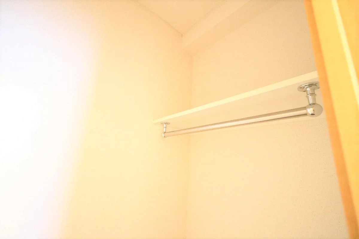 ハンガーパイプ付きでスッキリ収納