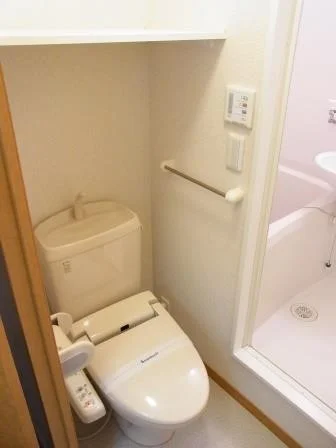 温水洗浄便座付き！上には収納棚も付いています。