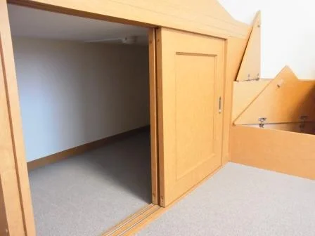 ハイベッド下、階段部分も収納できます