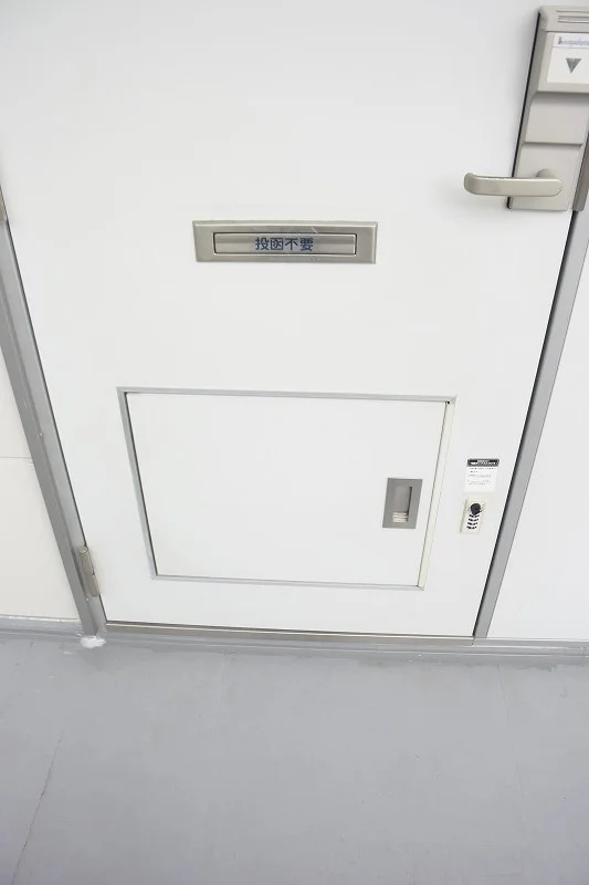 宅配ボックスがあります。