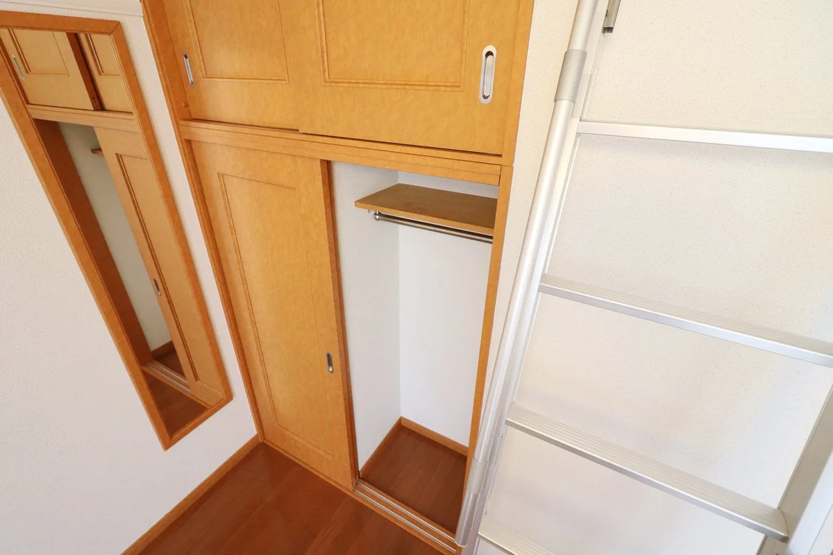 上下に豊富なクローゼット収納スペースを確保！