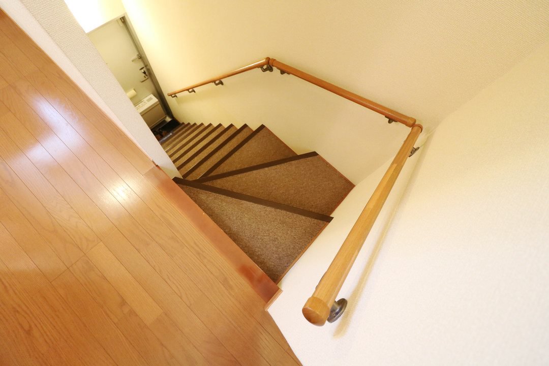 2F部屋のみ各専用階段有※冬場でも雪の心配がありません。
