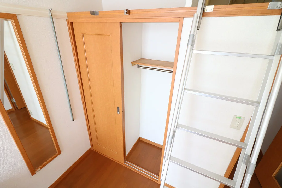 ハシゴを付け替えればクローゼットの上も収納活用が可能！