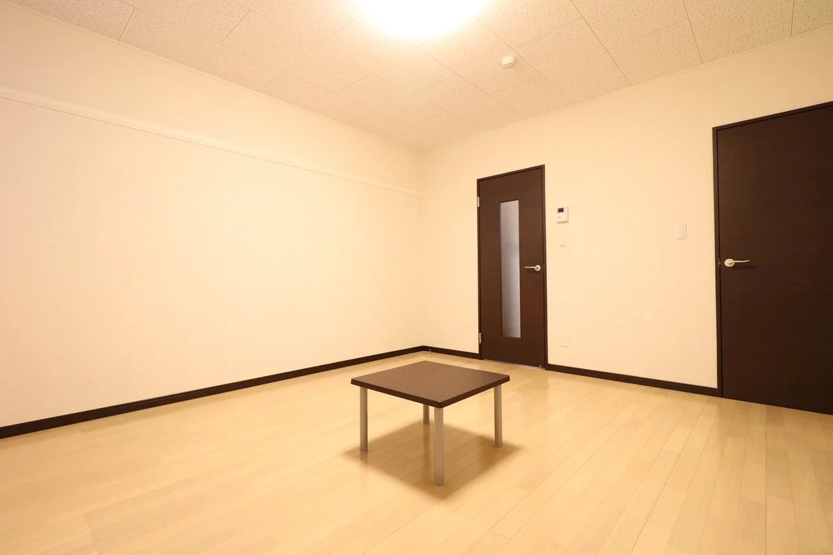 広々とした室内にお好きな家具を設置して下さい。