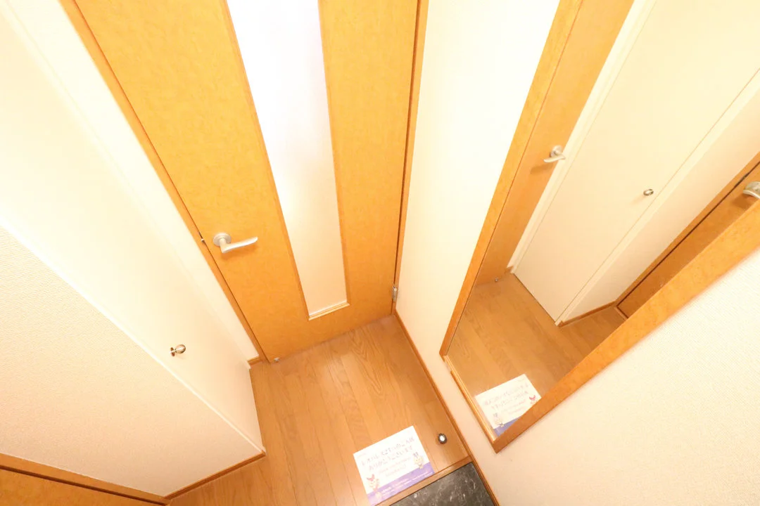 玄関先には姿見がありお出かけ前のチェックもOK！