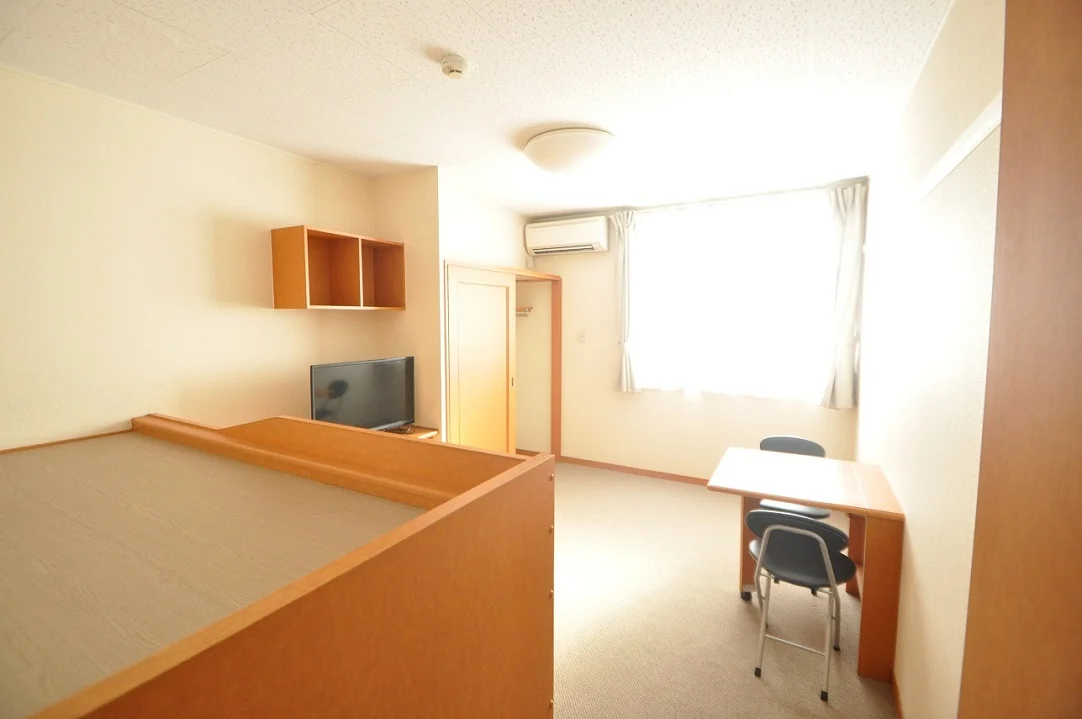 ベッド、テレビ台、テーブルも備え付けなので引越も楽!