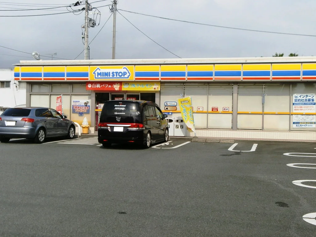 コンビニ　徒歩5分（約400ｍ）