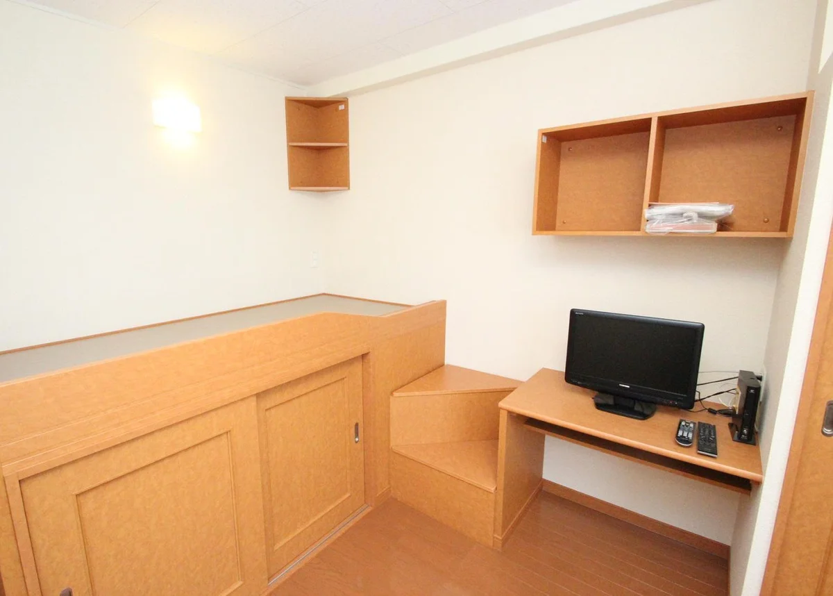 ベッド下、ステップ部分収納有り。