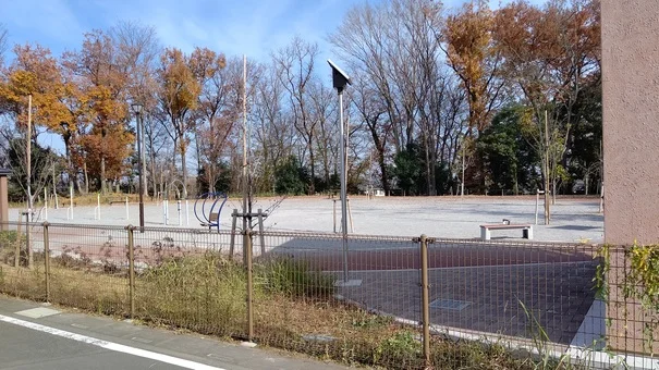 物件道路向かいに公園があります