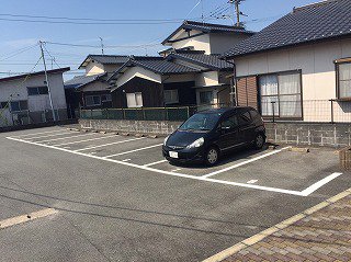 敷地内駐車場　空車状況はお問合せ下さい。