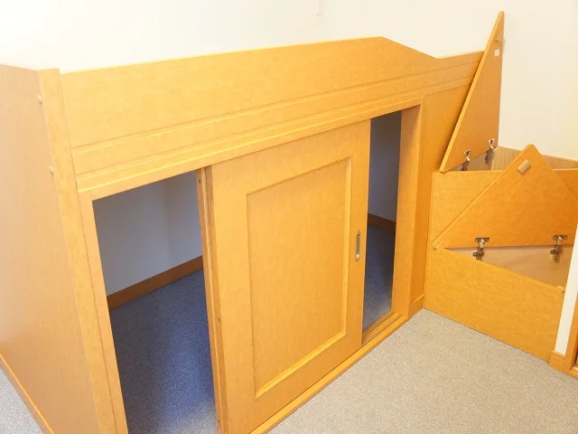 ベッド下は収納スペースとなっております！