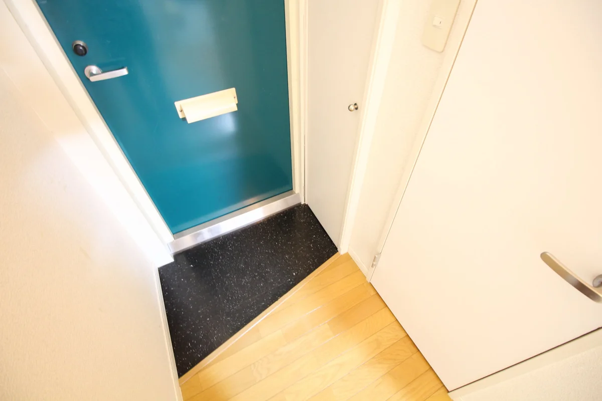 グリーンの玄関扉がアクセント♪