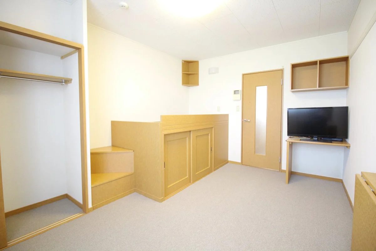 テーブルを折りたたむと、お部屋がさらに広く使えます♪