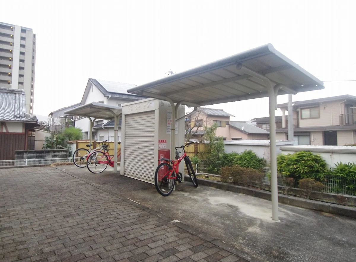 屋根付駐輪場　二基設置