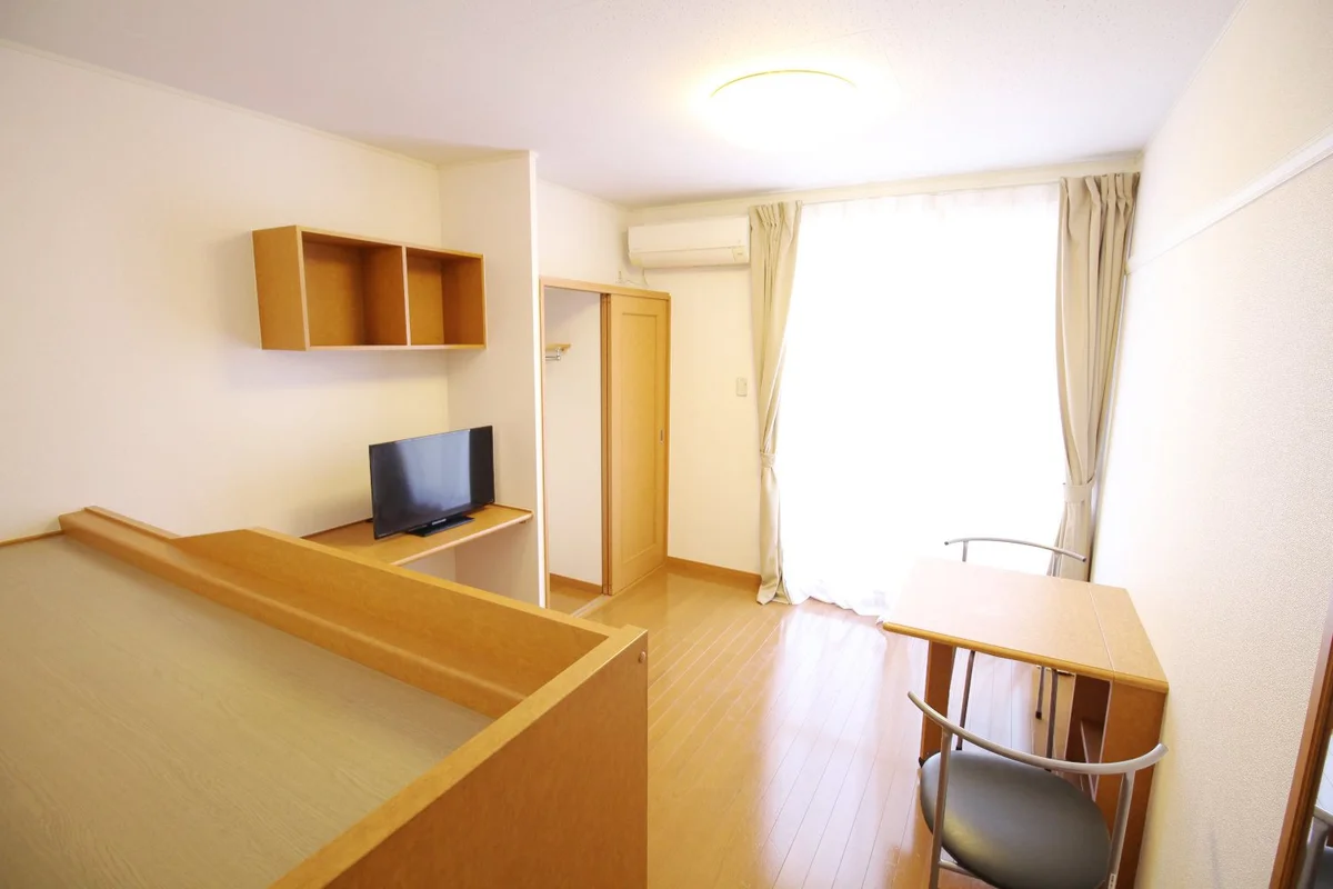 南東向きの窓からは明るい陽ざしが差し込みます♪