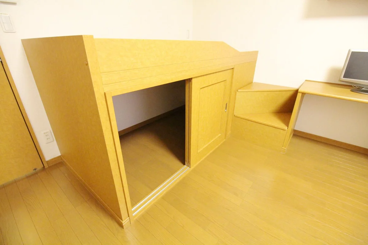 ベッドの下は大型収納スペース☆