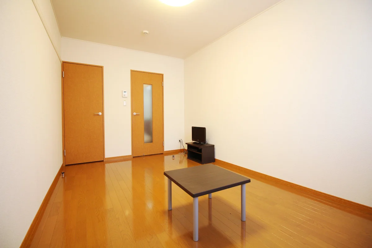 テレビ、テレビ台、テーブルは標準装備です♪