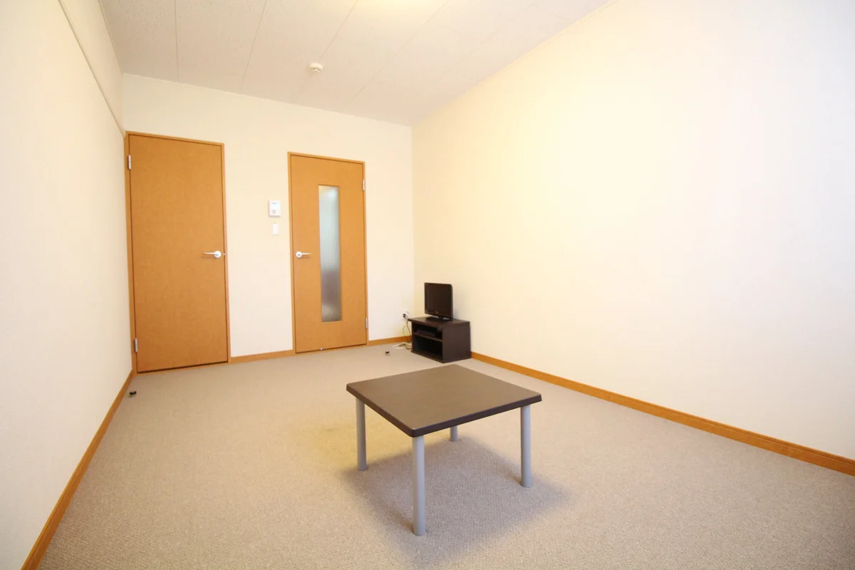 テレビ、テレビ台、テーブルは標準装備です♪