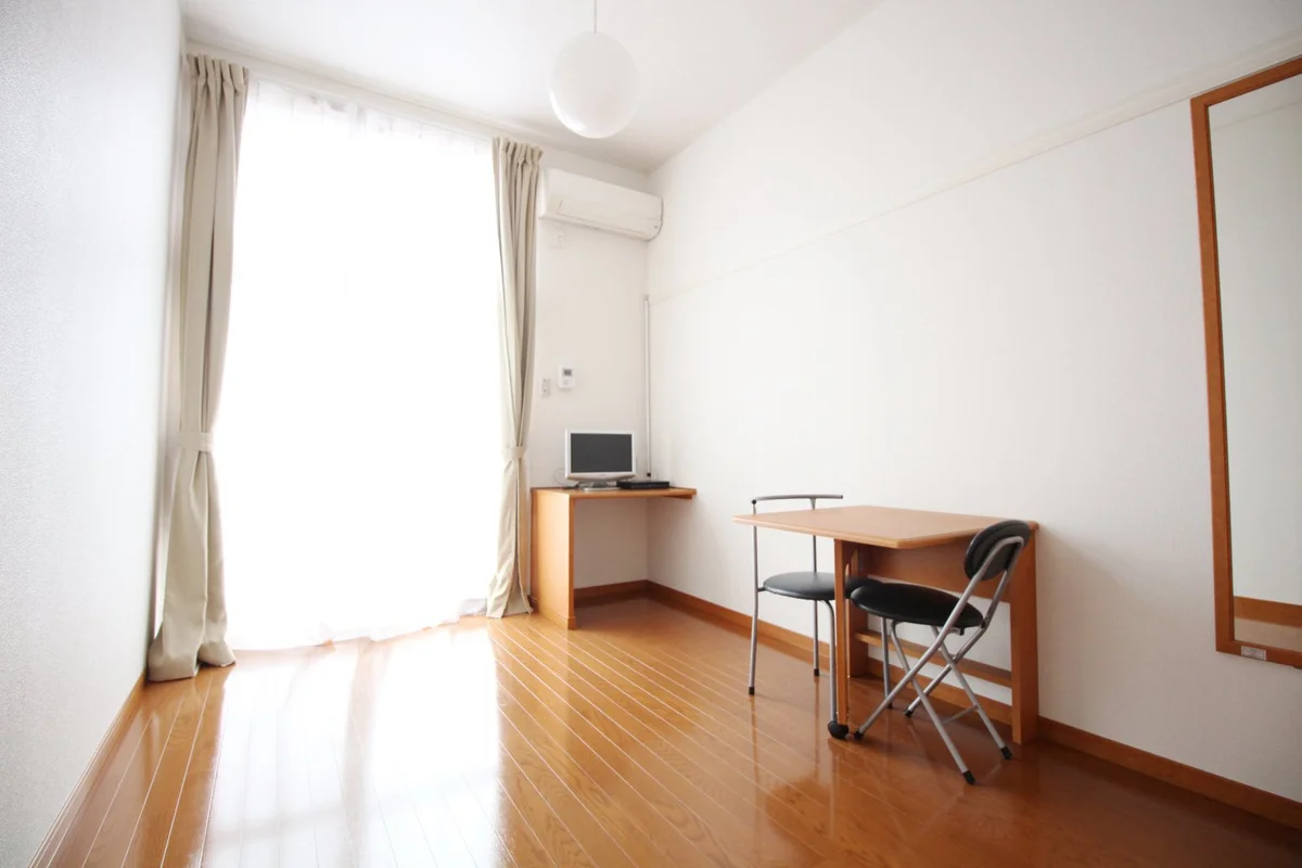 天井が高いことで窓が大きく、開放的な空間です♪