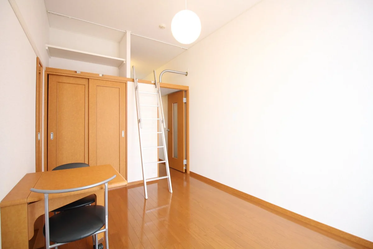 手前の造り付テーブルを折りたためば、さらに広く使えるお部屋♪