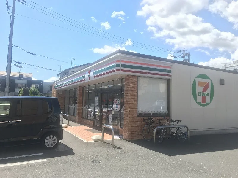 セブンイレブンまで303メートル(徒歩4分）