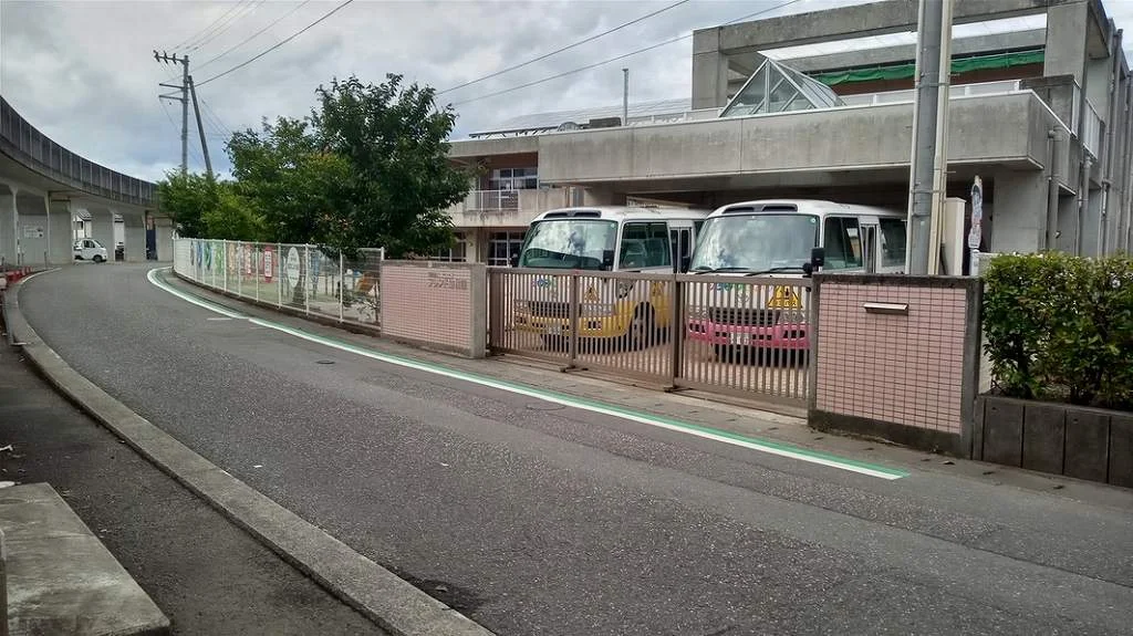 フレンド幼稚園まで743メートル（徒歩10分）