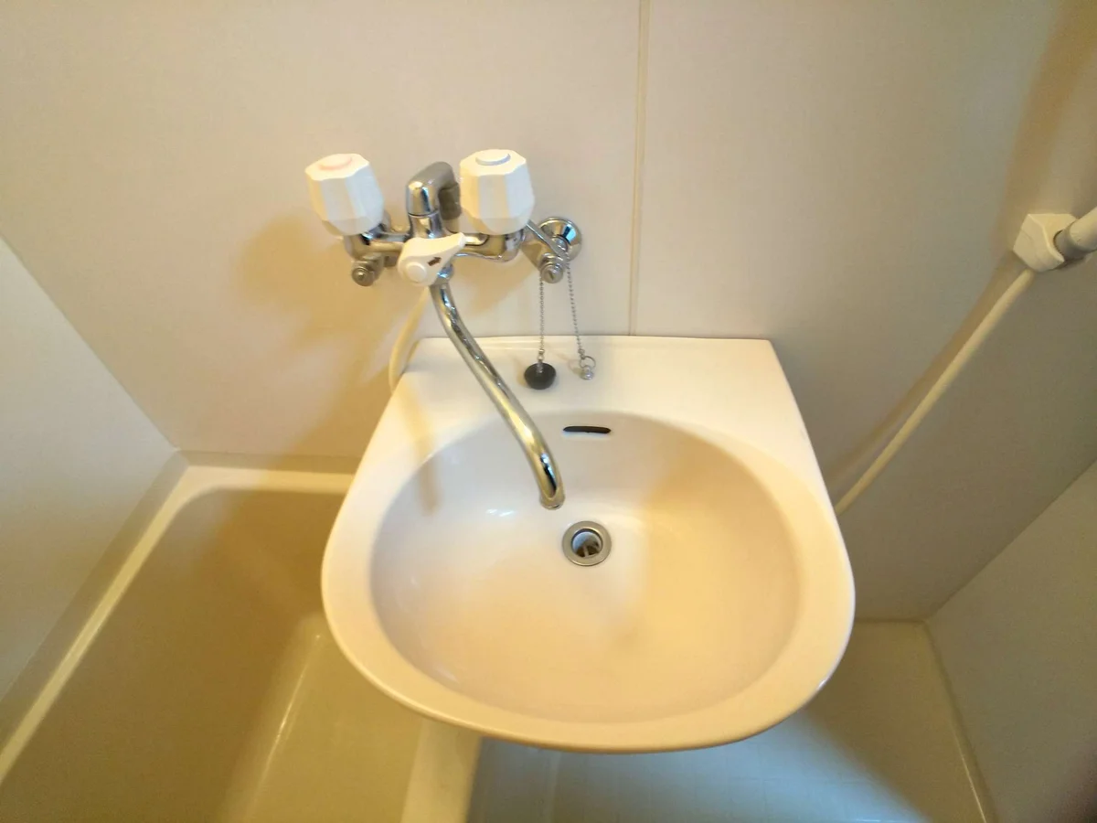 鏡を備え　準備のしやすい洗面台