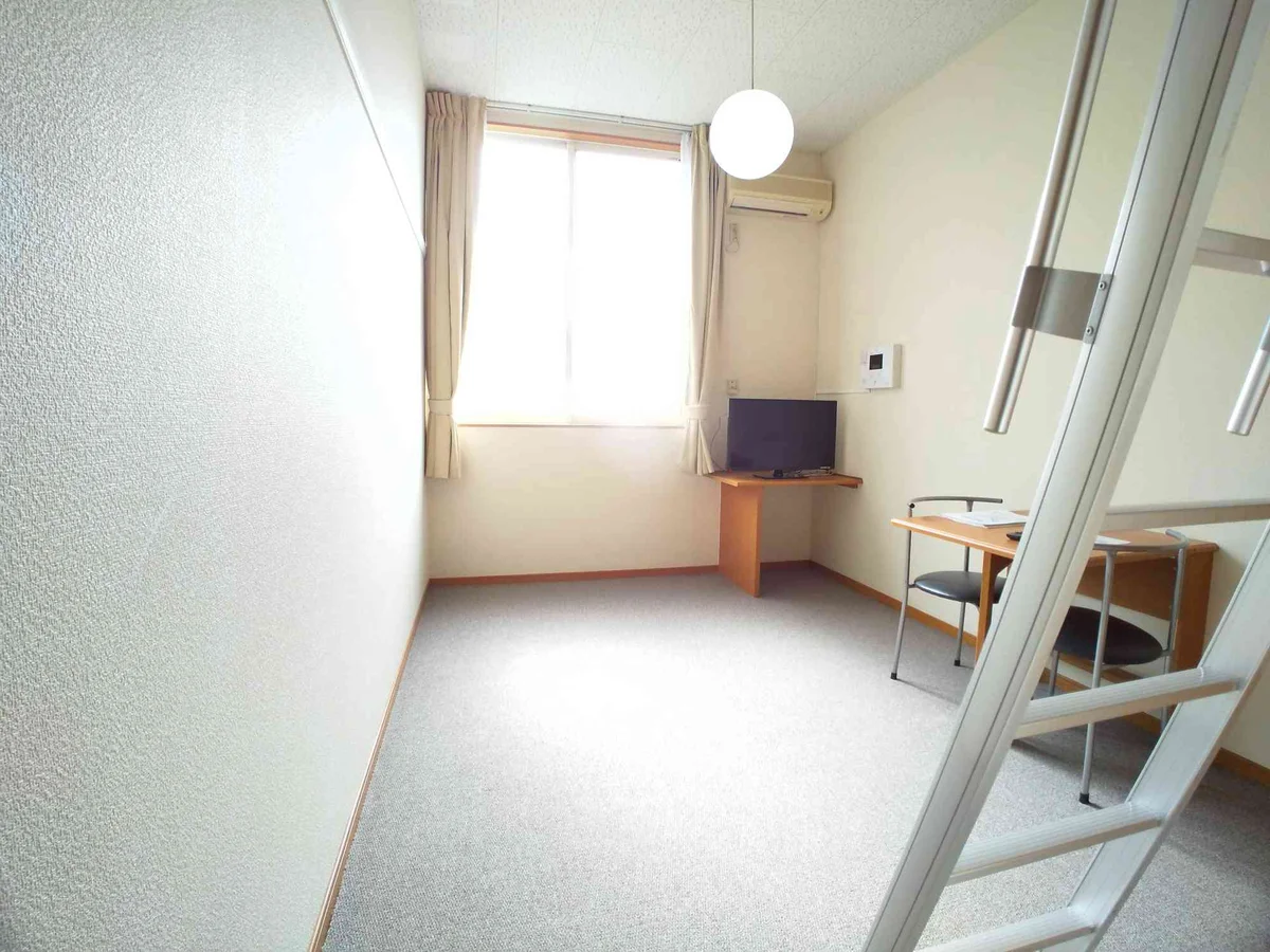 ワイドな窓にて明るいお部屋