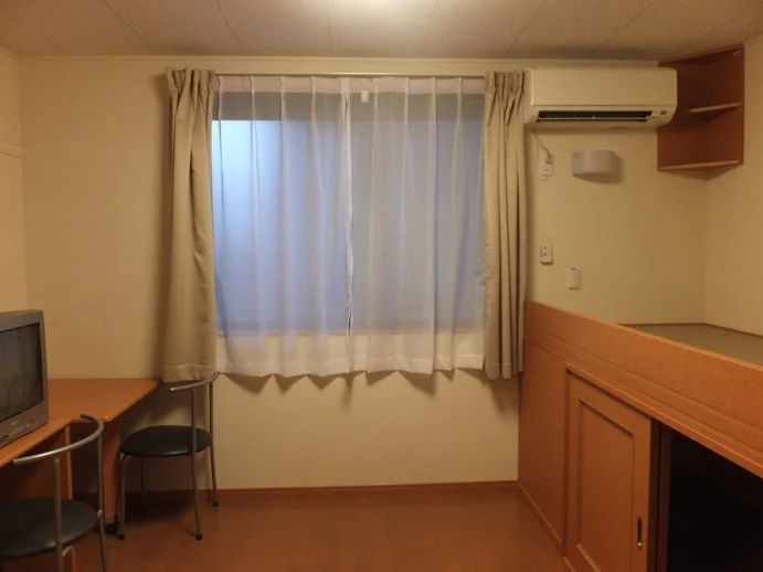 ベッド横、下に収納スペースあり